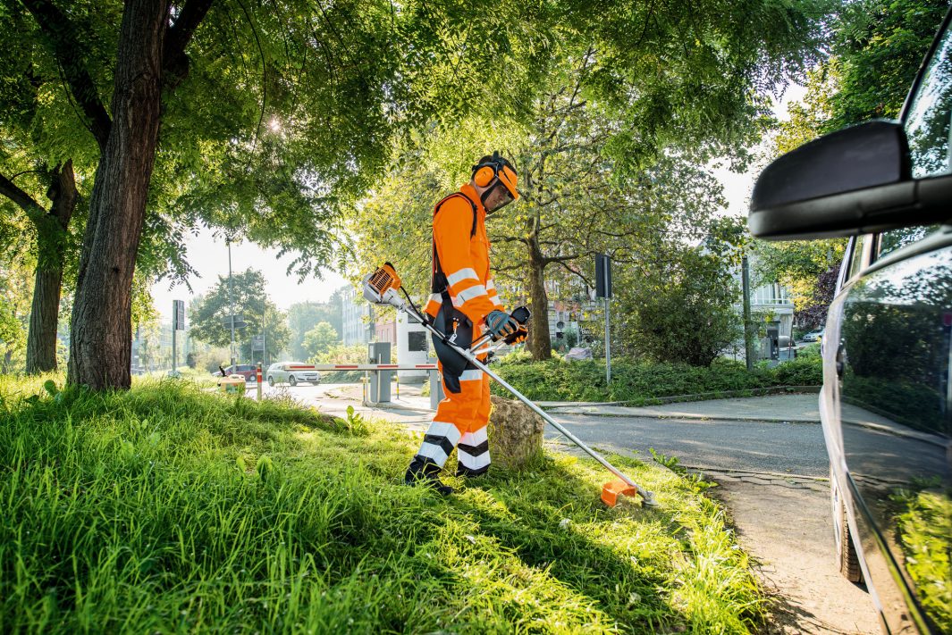 FS 94 C-E Petrol Brushcutter: Lightest brushcutter with a bike handle for landscaping, perfect for mowing tough grass